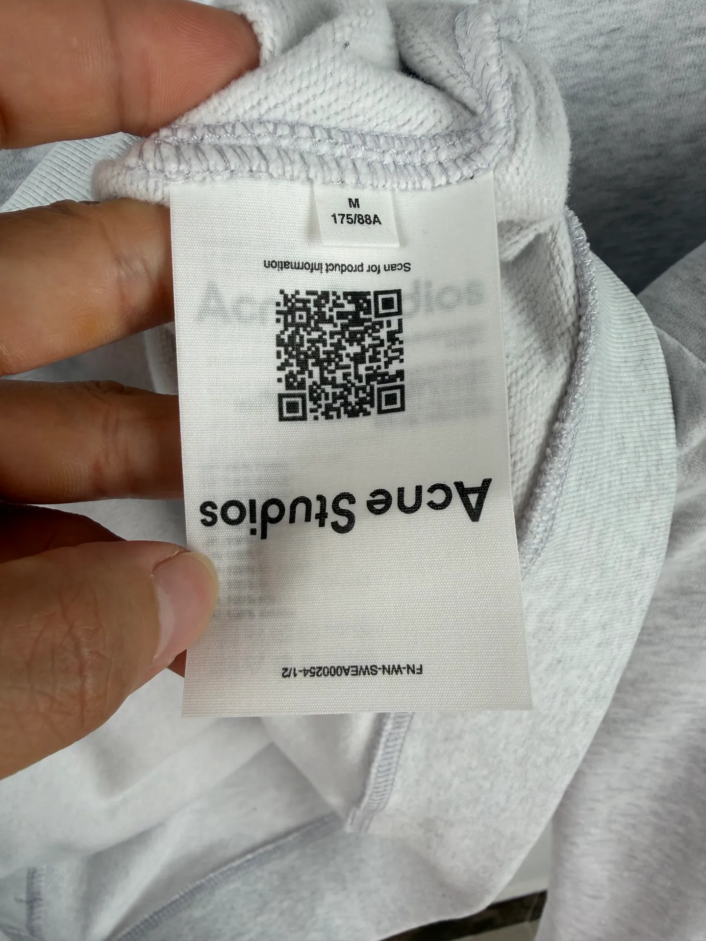 ACNE Studios embroidered logo zipper jacket. Customized cloud velvet double-ply soft cotton. Draped and crisp. The cloud is soft and skin-friendly. It is as quiet and melancholy as the deep sea mist blue. It smudges a collection-level luxury and elegance in silence. The echoing floral embroidery logo on the front and back is embroidered with fine silk thread to create the unique luxury logo totem of Acne Studios. It inherits the minimalist core of Scandinavia and integrates the edge of Retro street trend. The half-zip stand-up collar has a neat and elegant silhouette, redefining the style and aura of light luxury wear. Process 1: Using imported machine embroidery technology, using advanced computer control systems and precision mechanical components to realize the Acne Studios logo work with high precision and smooth and delicate lines. Process 2: The fabrics have been fermented and washed for better hand feel and texture. Not easy to deform, not easy to shrink, not easy to fade, and maintain long-term beauty. Accessories: Customized 1:1 Acne zipper Customized 1:1 Acne trademark Fit: Loose fit Size: S M L XL